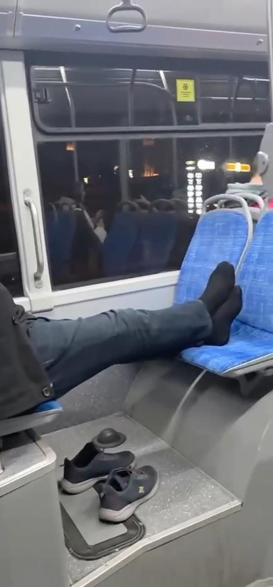 Bursa'da Otobüste Rahatlık Meselesi: Ayakkabısız Seyahat Şaşırtıcı Bulundu