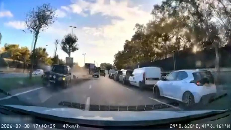 İstanbul Sarıyer'de Trafik Kazası: Kontrolden çıkan araç, İETT otobüsüne çarptı