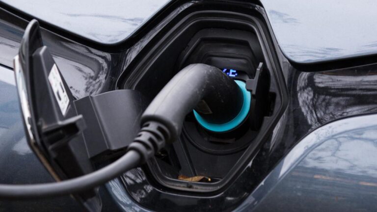 Artan elektrikli aracın soketlerini yeniden doldurma