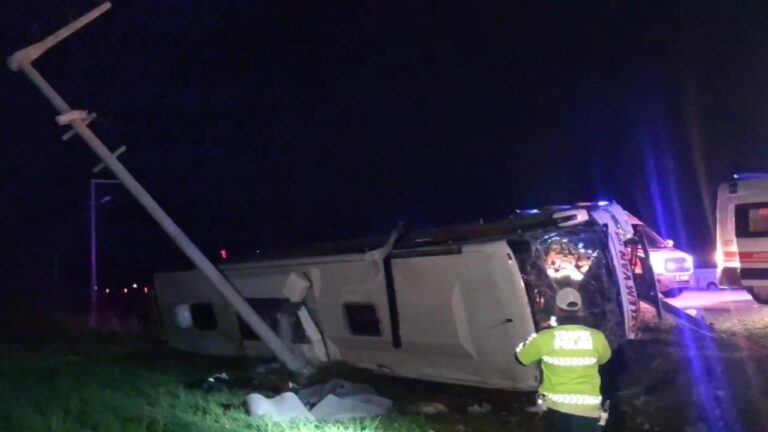 Yolcu otobüsü minibüste devrildi: 28 yaralı