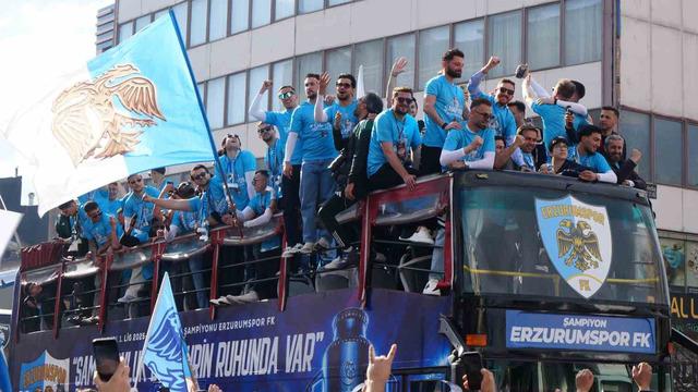 Süper Lig’e çıkmayı garantileyen Erzurumspor, şehirde tut attı